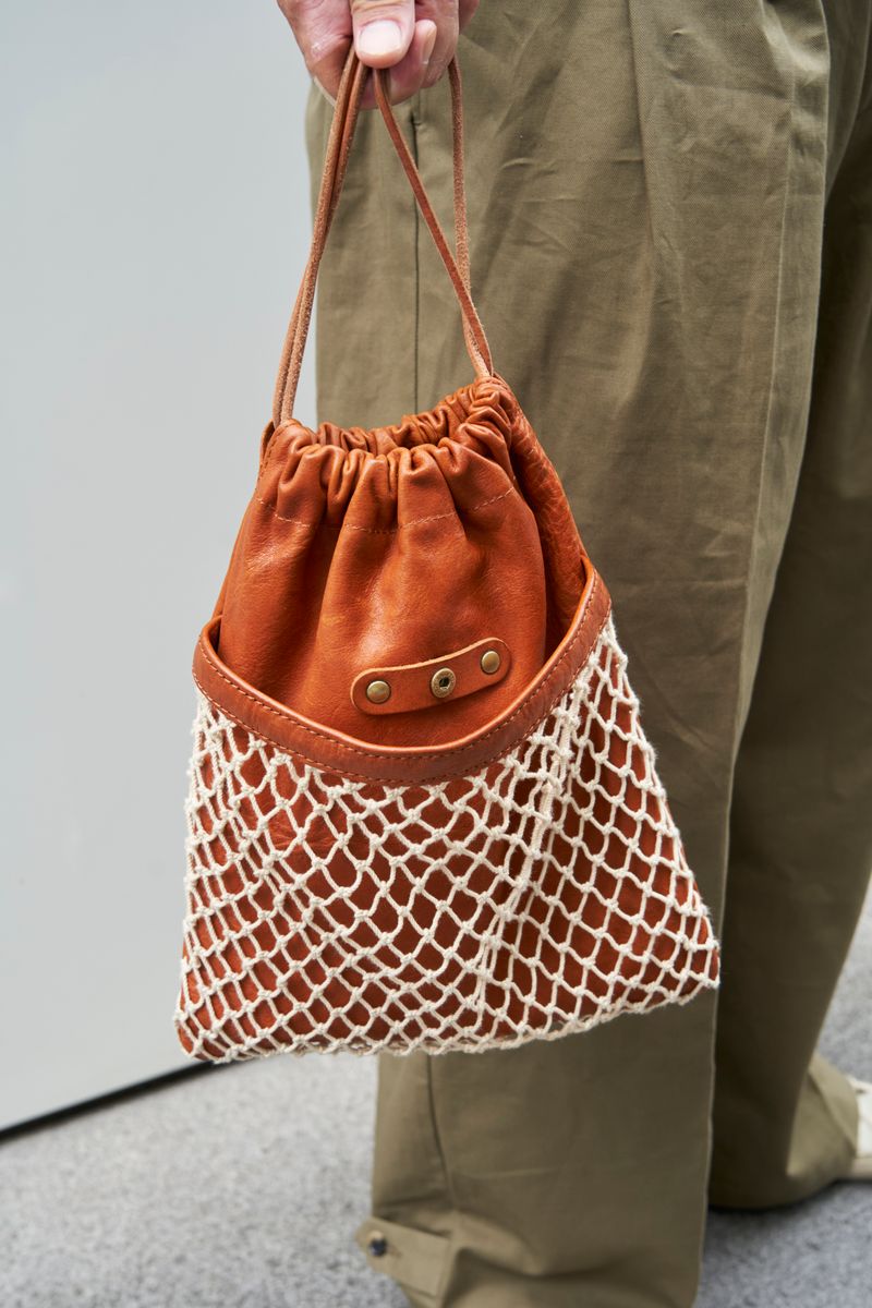 個性的なワイドパンツは無地Tでモダンに 村田豊宏 3枚目の写真