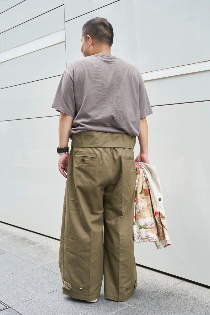 個性的なワイドパンツは無地Tでモダンに 村田豊宏 2枚目の写真