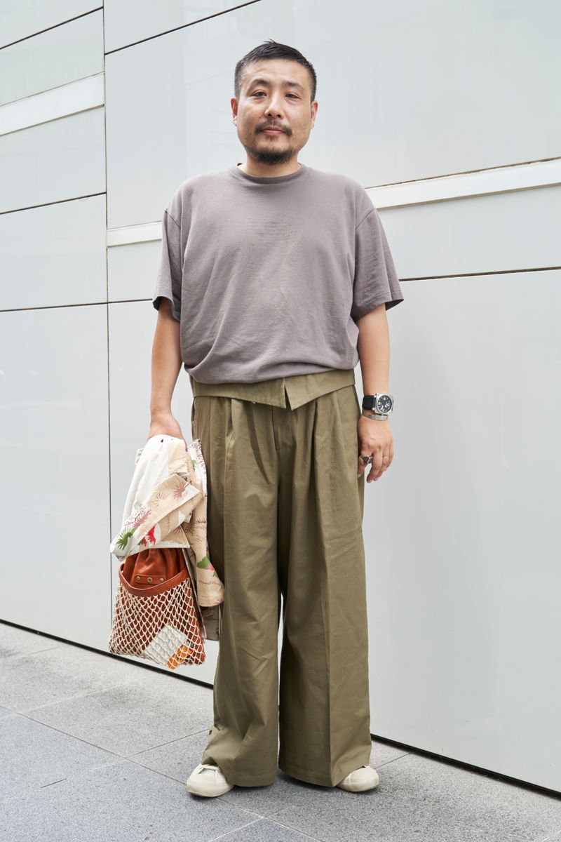 個性的なワイドパンツは無地Tでモダンに 村田豊宏