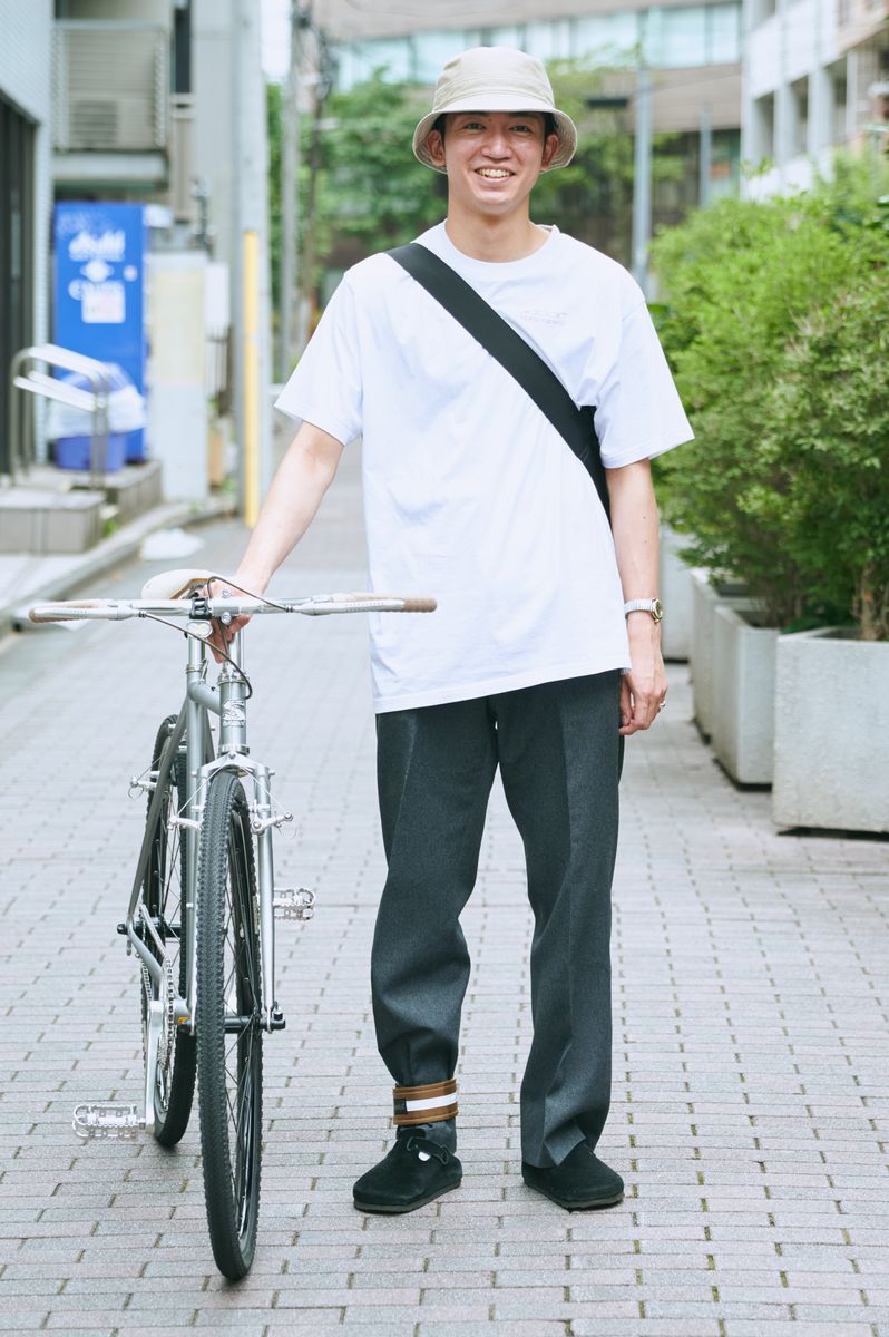 スラックス×サンダルで自転車乗りも快適に 新谷祐貴