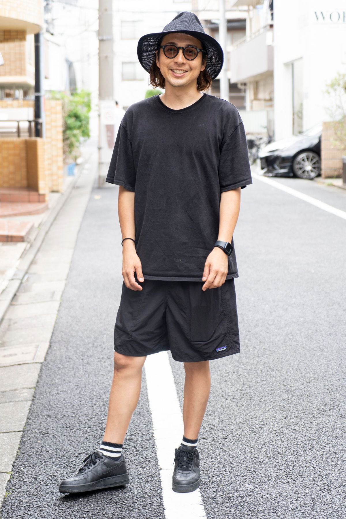 Tシャツ＝コインシデンス　パンツ＝パタゴニア　シューズ＝ナイキ × シュプリーム　帽子＝カシラ　眼鏡＝オリバーピープルズ　腕時計＝アップル