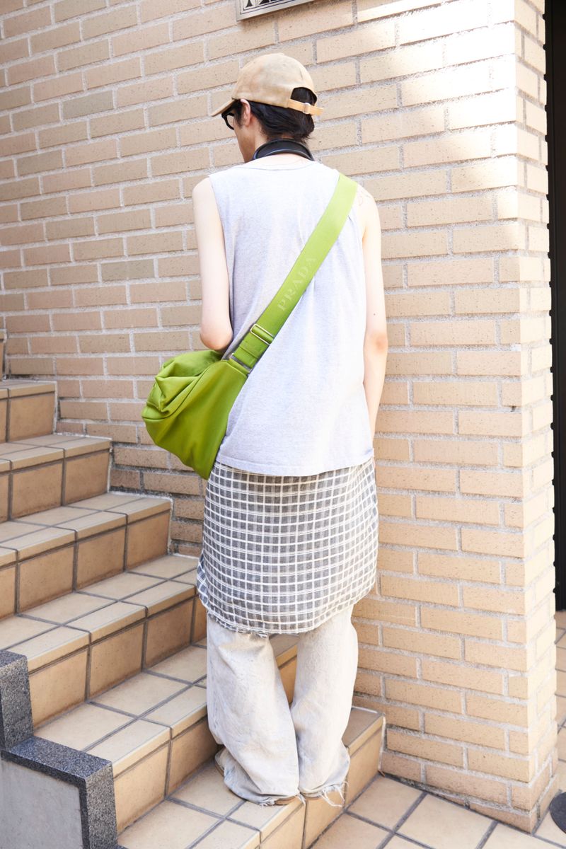 ゆるタンク＆ゆるデニムで都会の抜け感 内海 3枚目の写真