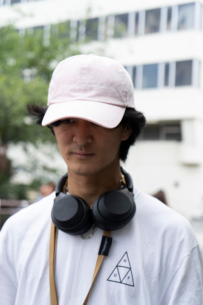 あっさりピンク帽がホワイトコーデにマッチ 丸山琳蔵 3枚目の写真