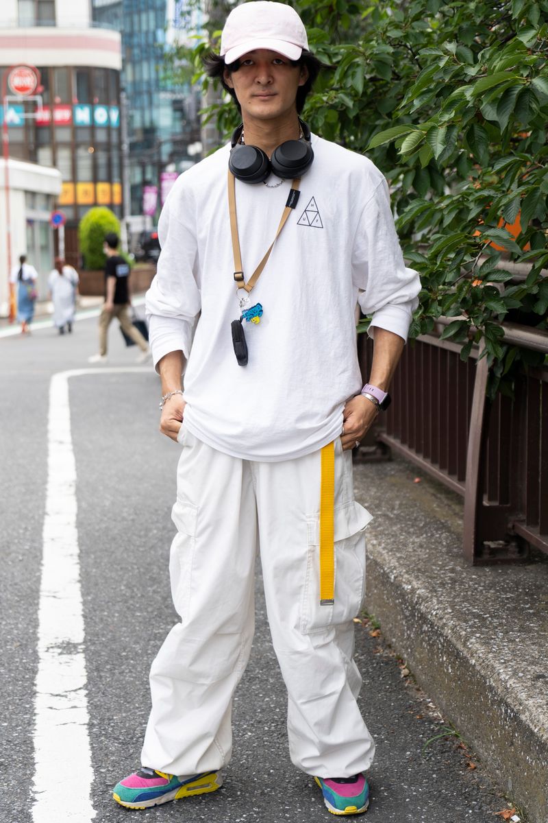 あっさりピンク帽がホワイトコーデにマッチ 丸山琳蔵