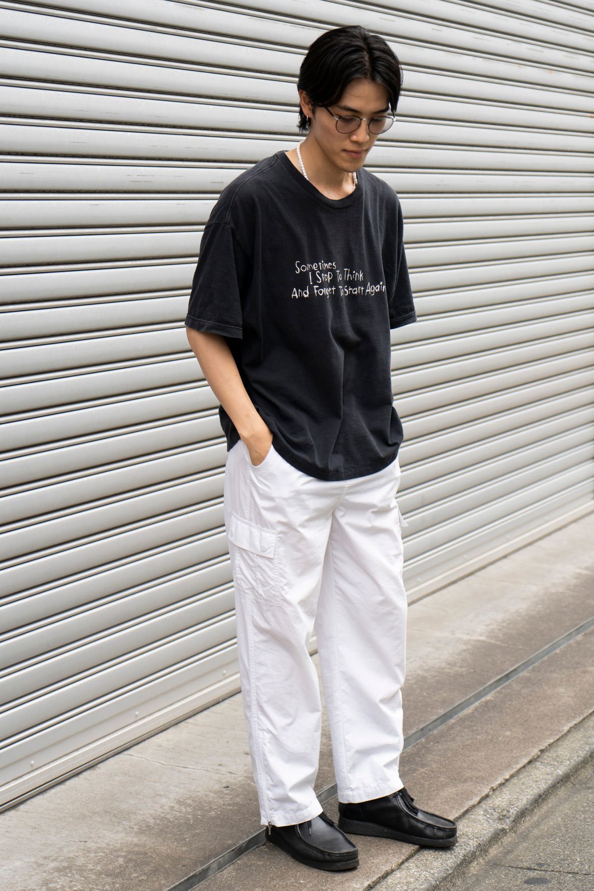 Tシャツ＝古着　パンツ＝ポロ ラルフ ローレン　シューズ＝クラークス　眼鏡＝ニューマン　ピアス＝トムウッド　ネックレス＝アンチドートバイヤーズクラブ　ネックレス2＝プラヴィダ　バングル＝フィリップオーディベール　リング＝ヴィンテージ