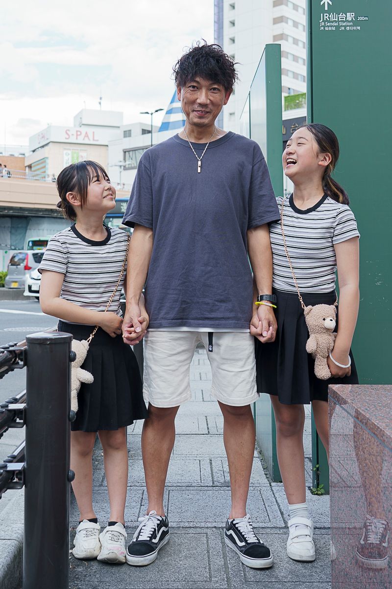 お揃いの娘たちを引き立てるシンプルコーデ 鈴木紀雄