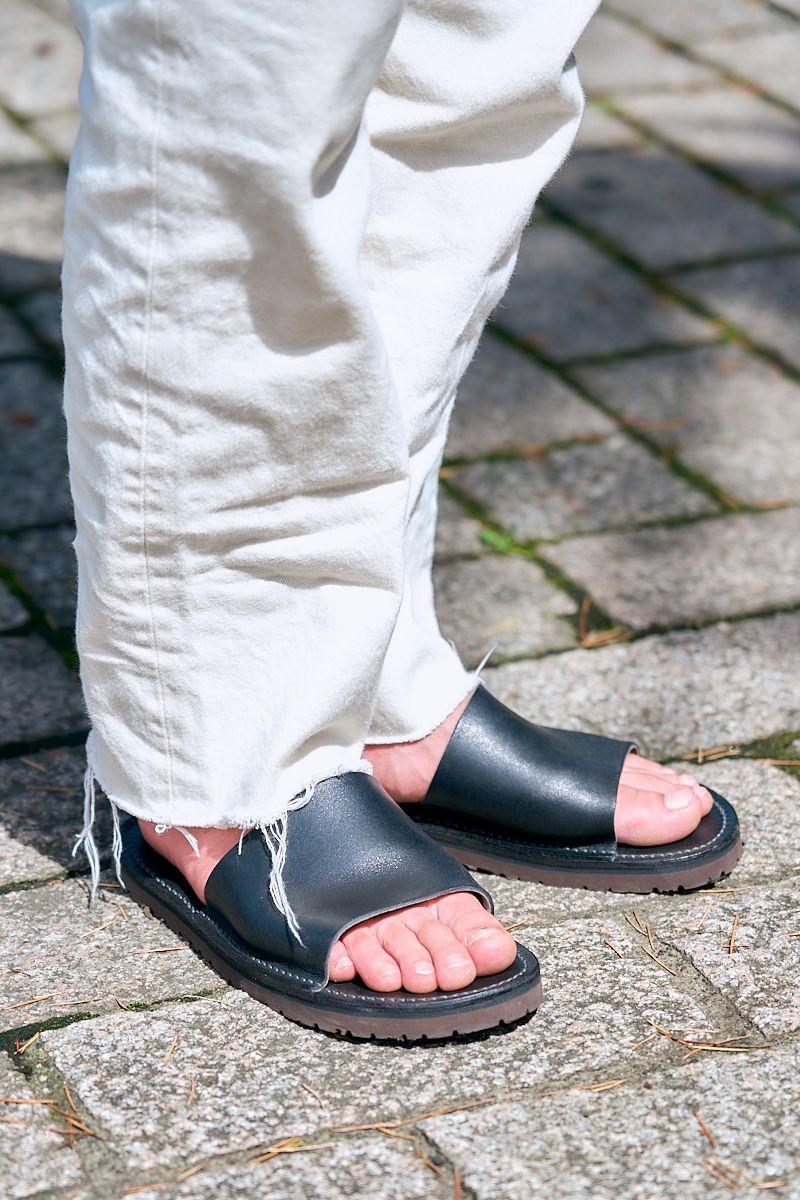 夏の名バッテリー。リネンシャツ×白タンク 高橋和記 7枚目の写真