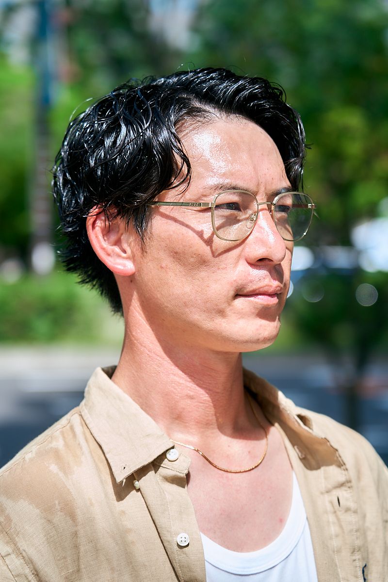 夏の名バッテリー。リネンシャツ×白タンク 高橋和記 3枚目の写真