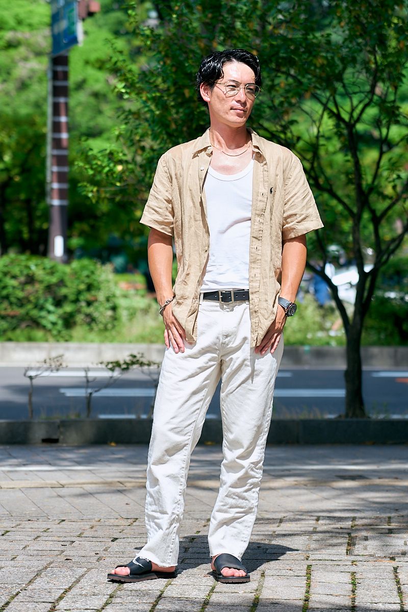 夏の名バッテリー。リネンシャツ×白タンク 高橋和記