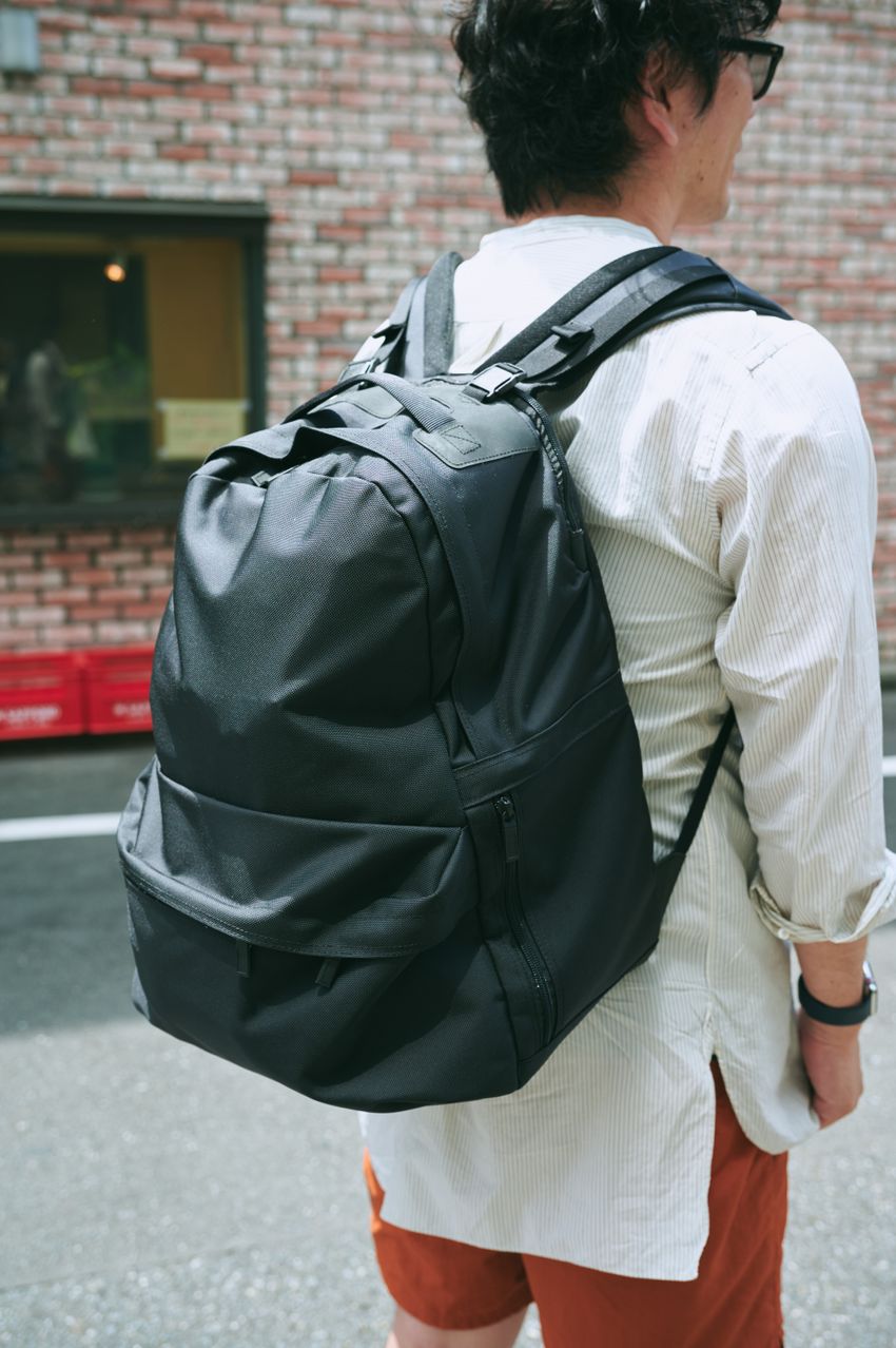 匿名性が担保する汎用性と安定感！「モノリス」の黒バッグを愛用中の洒落者たちをスナップ - 7枚目の画像