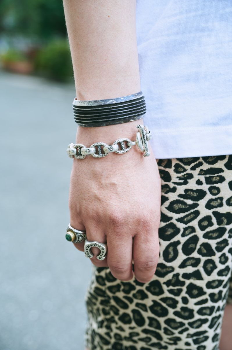 柄ショーツのサイズ感と小物使いでセレブ風 モリ ヤスタカ 5枚目の写真