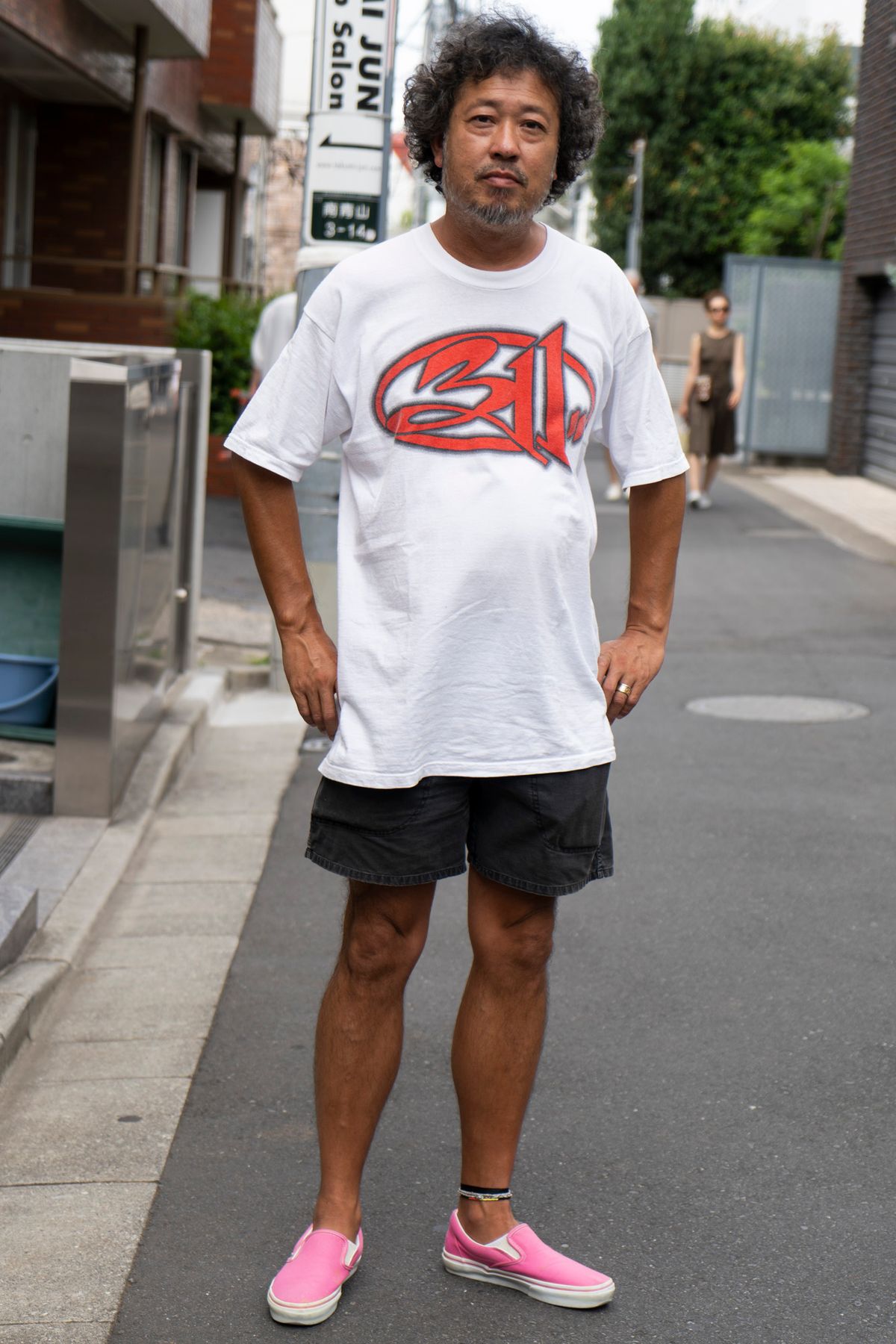 Tシャツ＝スリーイレブン