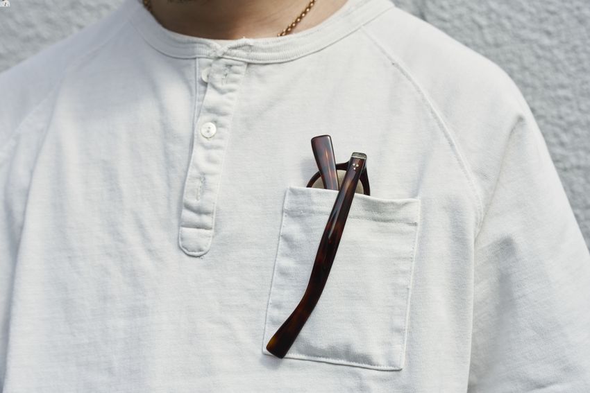 洒落者たちにジワジワキテる「ヘンリーネック」。Tシャツの新たな選択肢をスナップで - 12枚目の画像