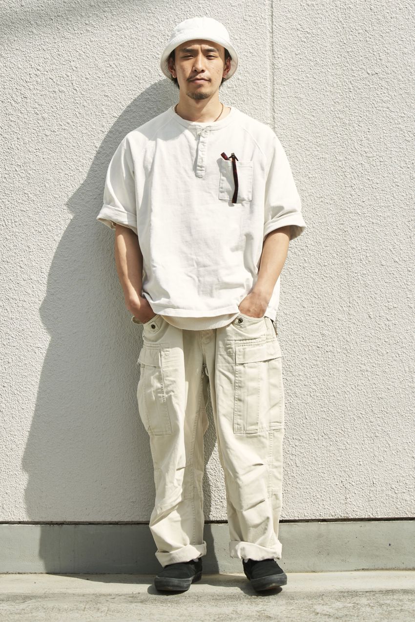 洒落者たちにジワジワキテる「ヘンリーネック」。Tシャツの新たな選択肢をスナップで - 10枚目の画像