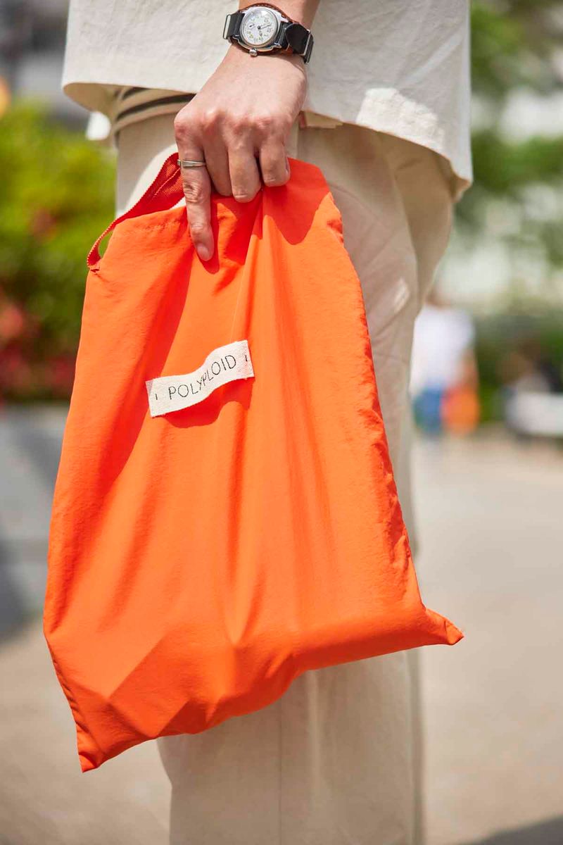 ホワイトコーデに有効なビビッドカラーの小物 片岡直人 5枚目の写真