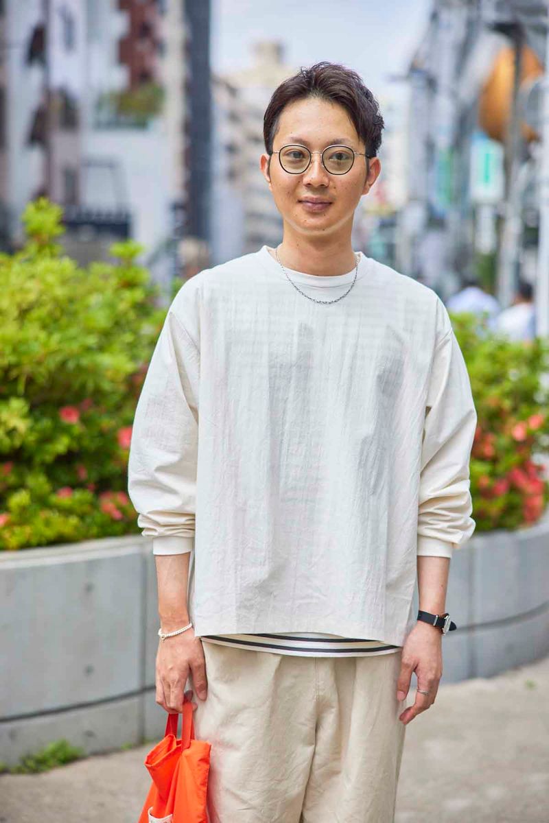 ホワイトコーデに有効なビビッドカラーの小物 片岡直人 3枚目の写真