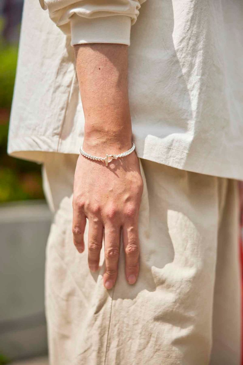 ホワイトコーデに有効なビビッドカラーの小物 片岡直人 7枚目の写真