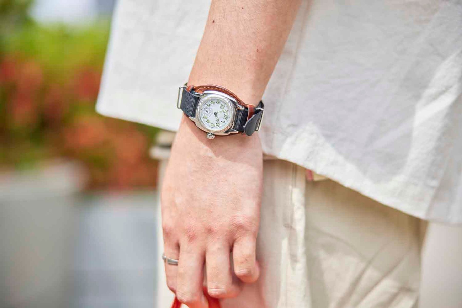 ホワイトコーデに有効なビビッドカラーの小物 片岡直人 8枚目の写真