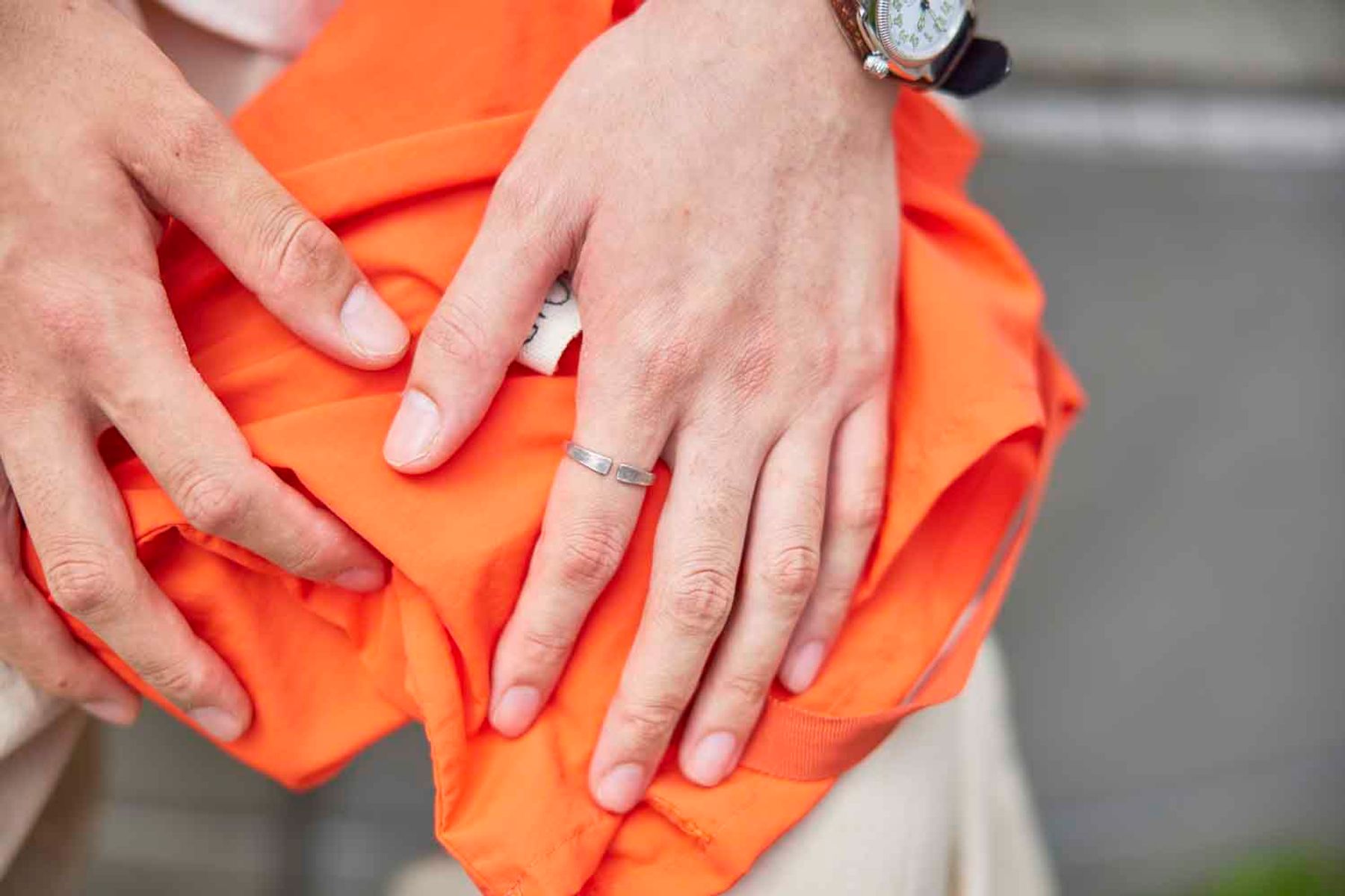 ホワイトコーデに有効なビビッドカラーの小物 片岡直人 6枚目の写真