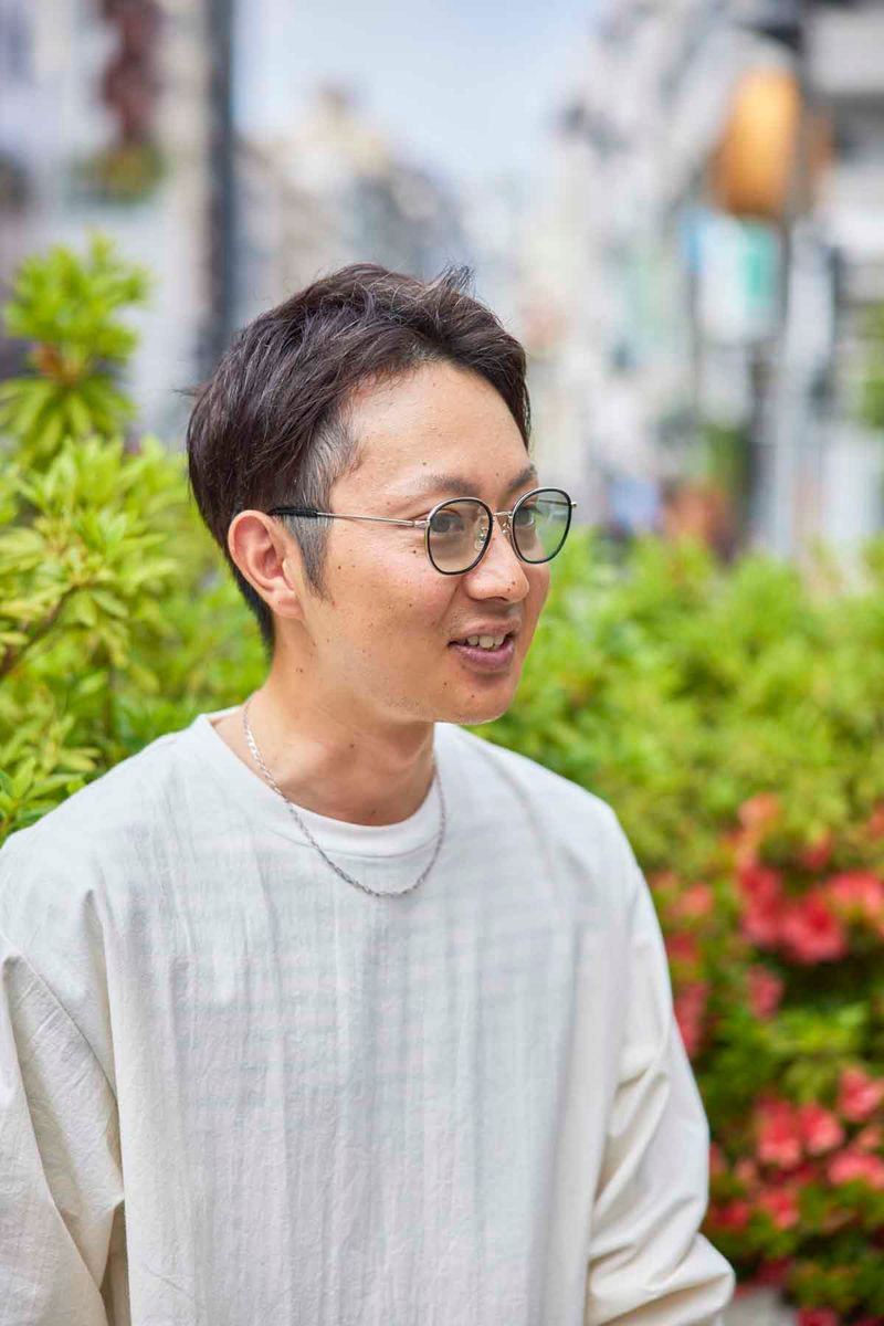 ホワイトコーデに有効なビビッドカラーの小物 片岡直人 2枚目の写真