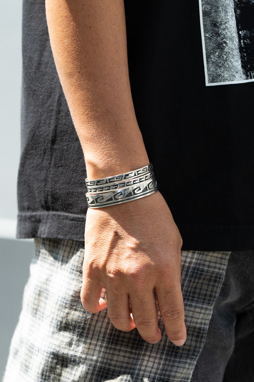 暑くなったら「腰巻き」で！意外に便利な“夏シャツ”をアクセ感覚で取り入れた大人たち - 9枚目の画像