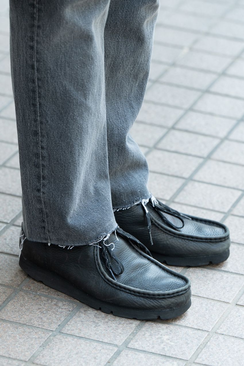 暑くなったら「腰巻き」で！意外に便利な“夏シャツ”をアクセ感覚で取り入れた大人たち - 10枚目の画像