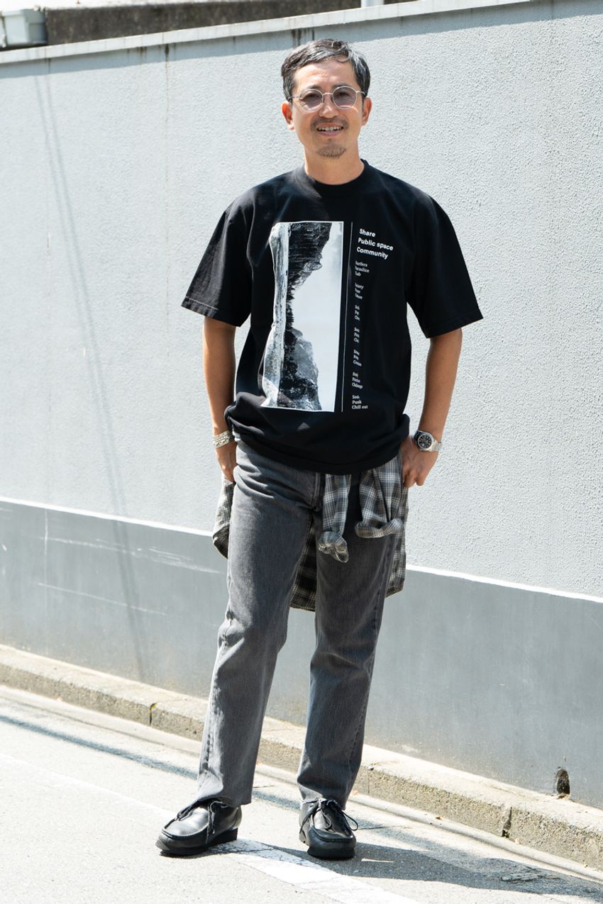 暑くなったら「腰巻き」で！意外に便利な“夏シャツ”をアクセ感覚で取り入れた大人たち - 8枚目の画像