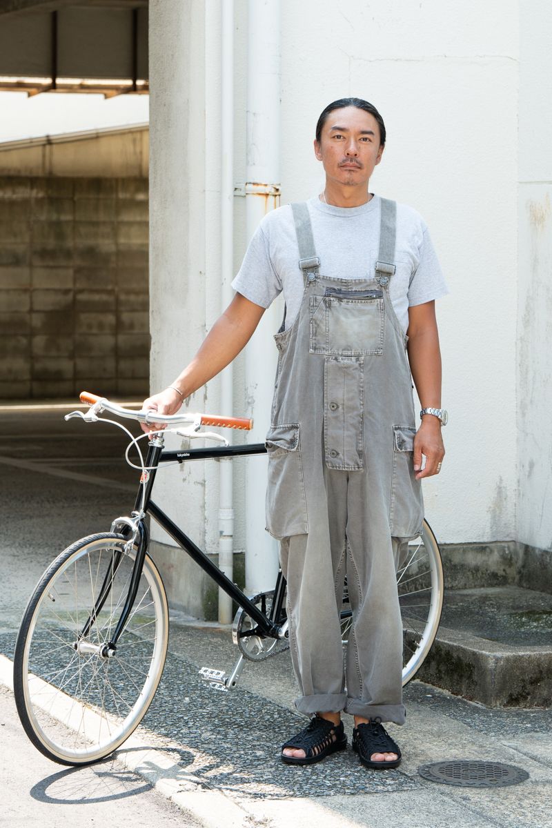 存在感のあるオーバーオールに無地Tが合う 馬場幸二郎
