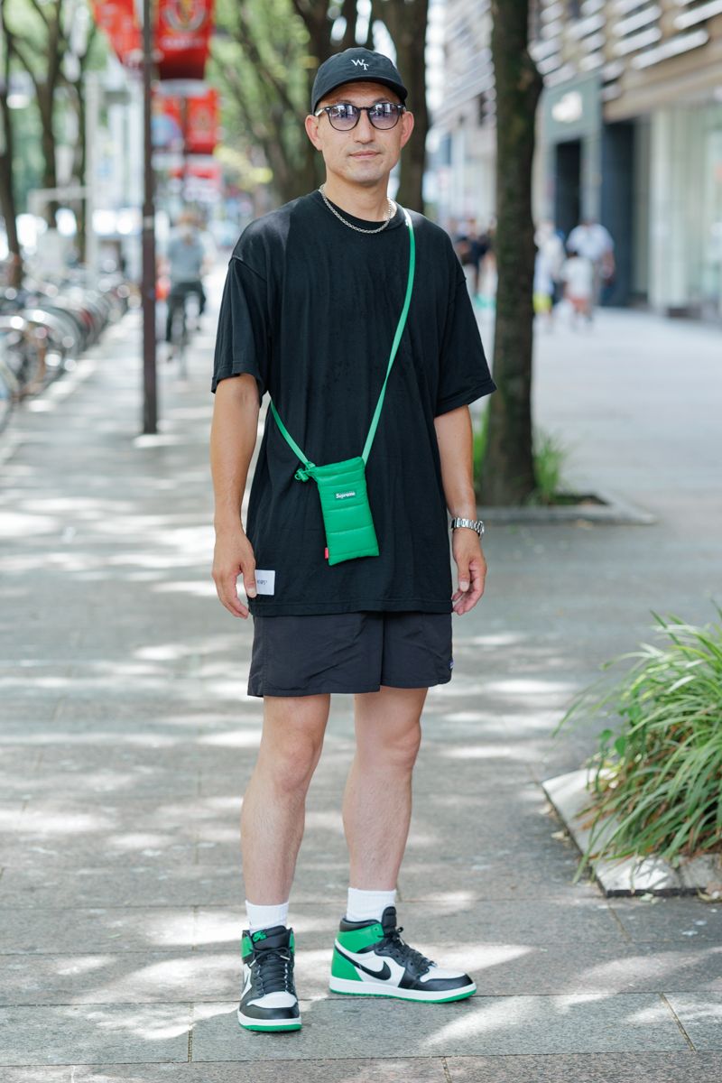 差し色にグリーンを効かせた大人ストリート ATSUSHI