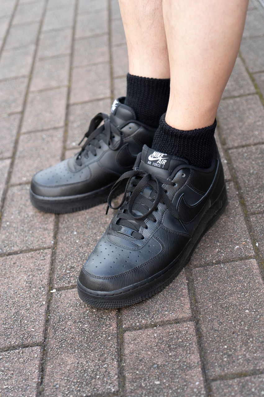 【30代、40代、50代】トレンドの“ブラックスタイル”の最新系を街角スナップで厳選！ - 10枚目の画像