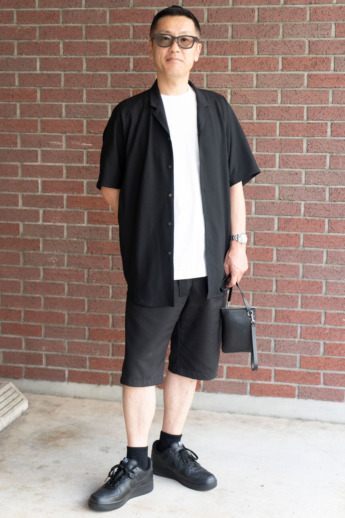 シャツ、Tシャツ、パンツ=すべてオーエーエムシー シューズ=ナイキ 眼鏡=ファクトリー900 バッグ=ジルサンダー 腕時計=ロレックス