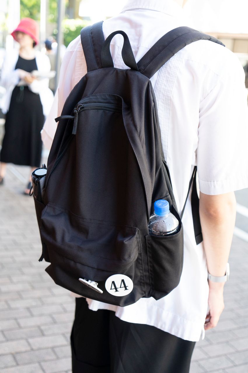 白シャツは“サラッと羽織る”が鉄則！洒落た大人が合わせたパンツは黒スラ、ショーツetc. - 6枚目の画像