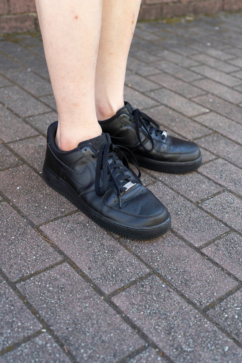 白シャツは“サラッと羽織る”が鉄則！洒落た大人が合わせたパンツは黒スラ、ショーツetc. - 7枚目の画像