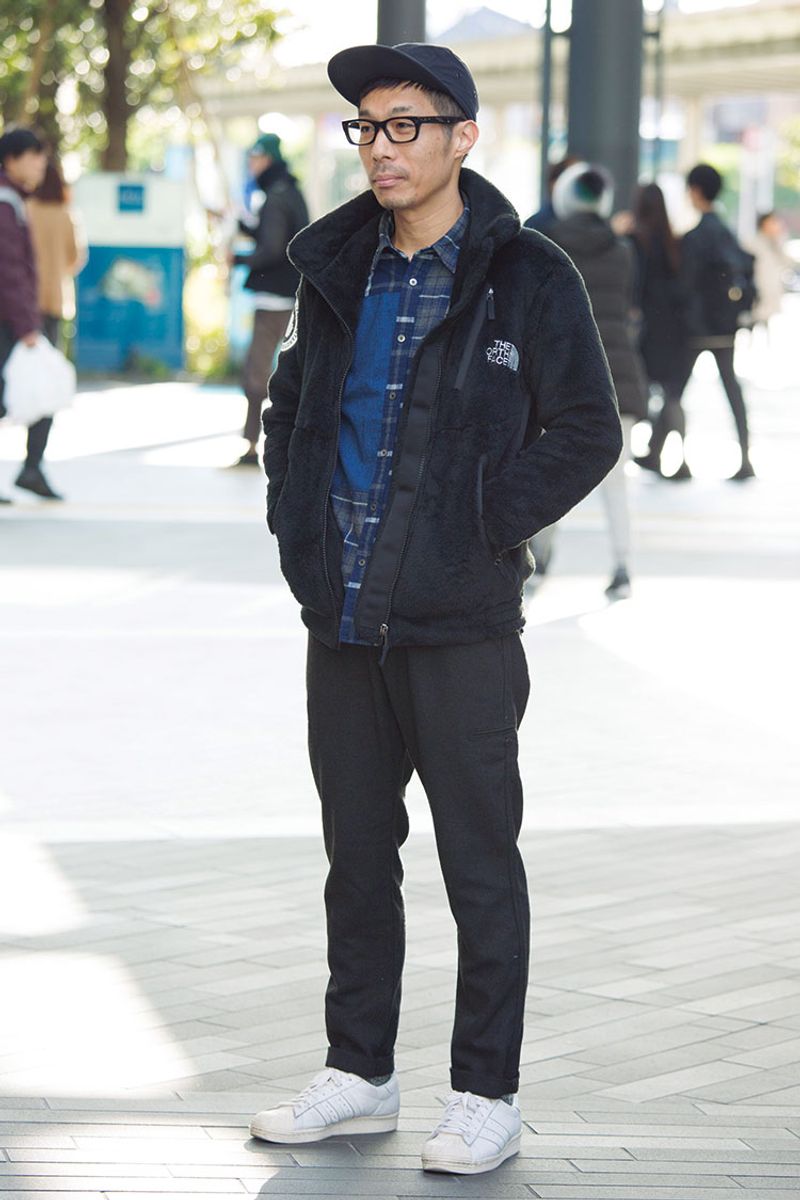 チェック柄のネルシャツをスタイルよく。決め手は”黒×青”の好配色 内藤卓也