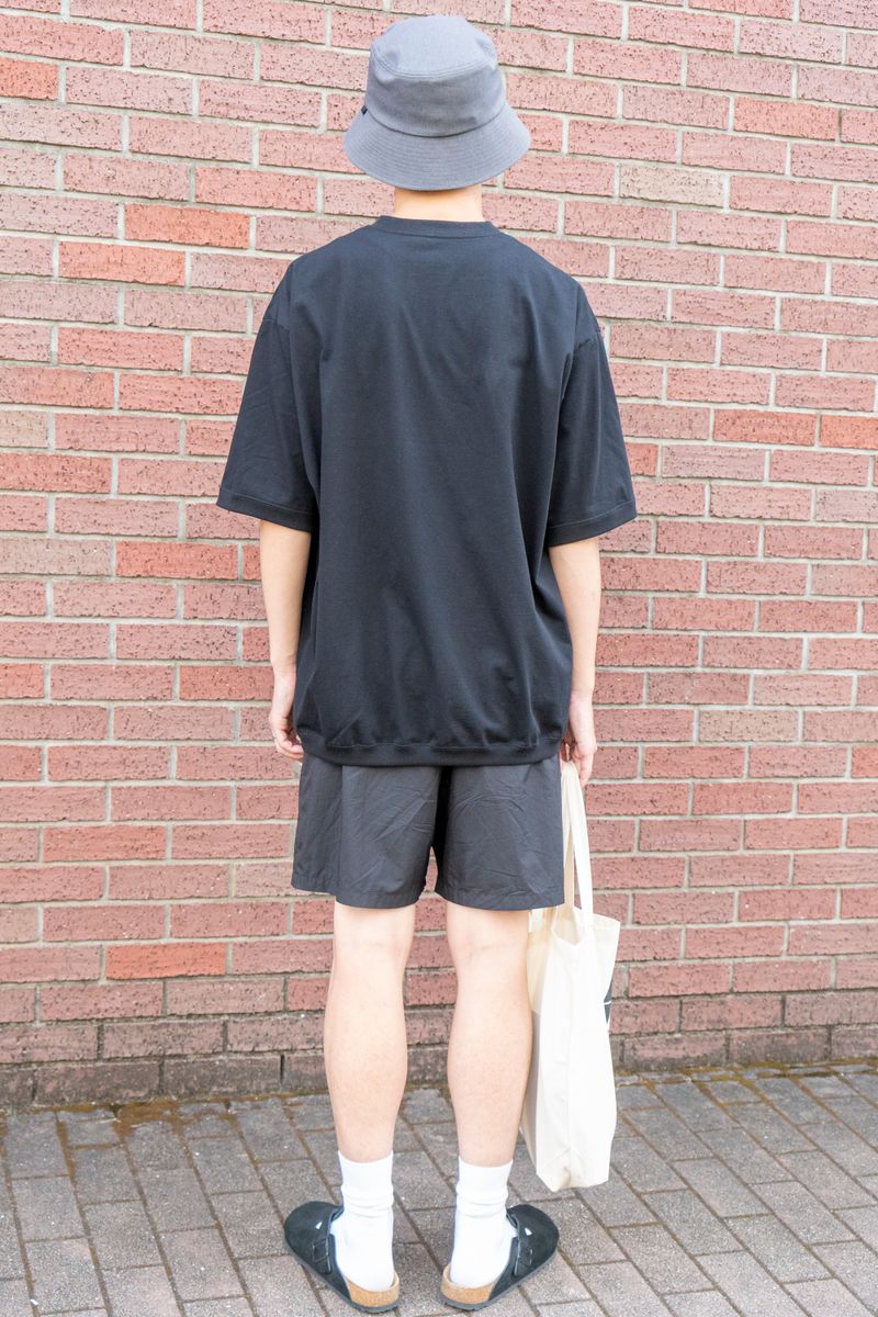 ショーツ丈感と白ソックスで黒コーデに新風 渡辺雅史 2枚目の写真