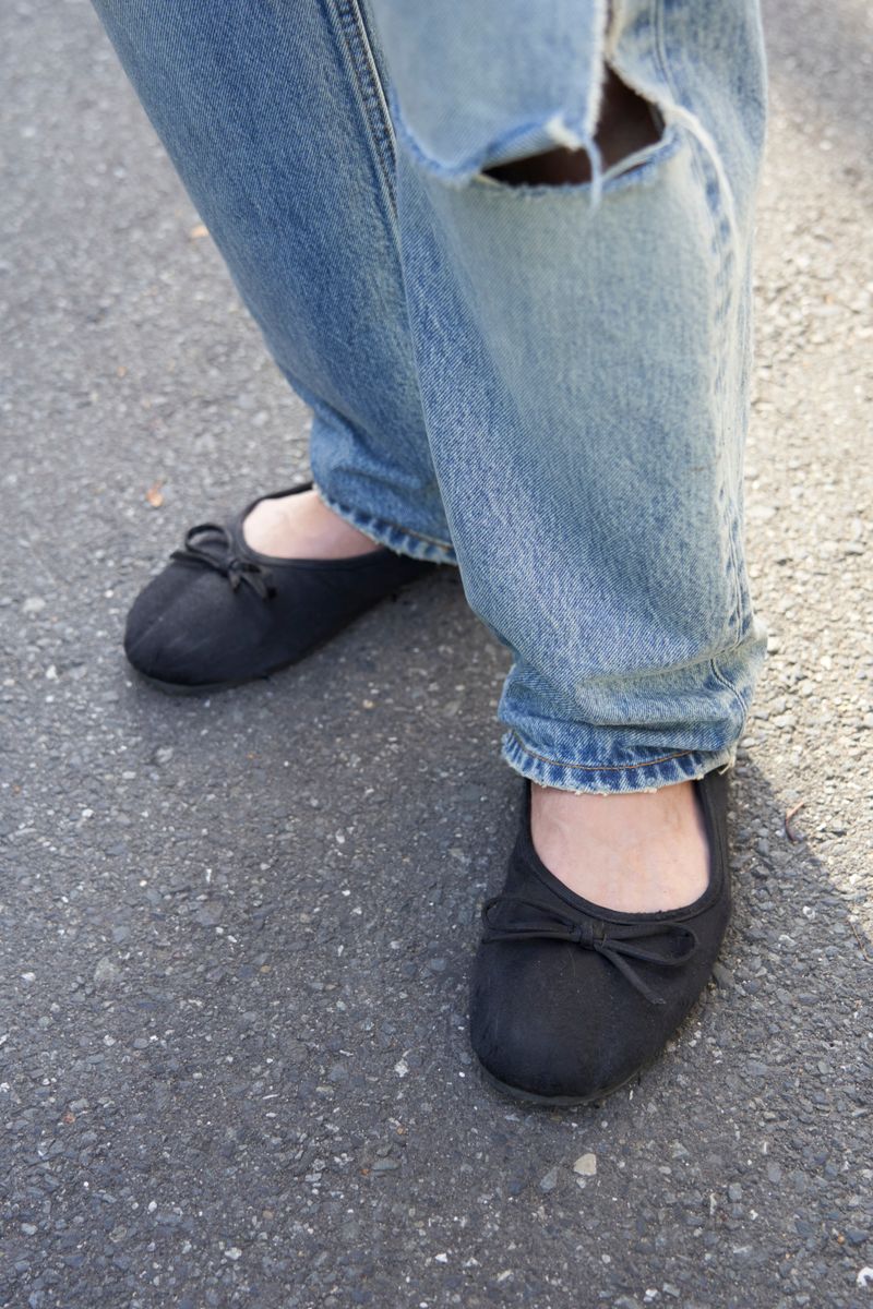 足元はバレエシューズ。裏原テクの遊び心 吉岡 7枚目の写真