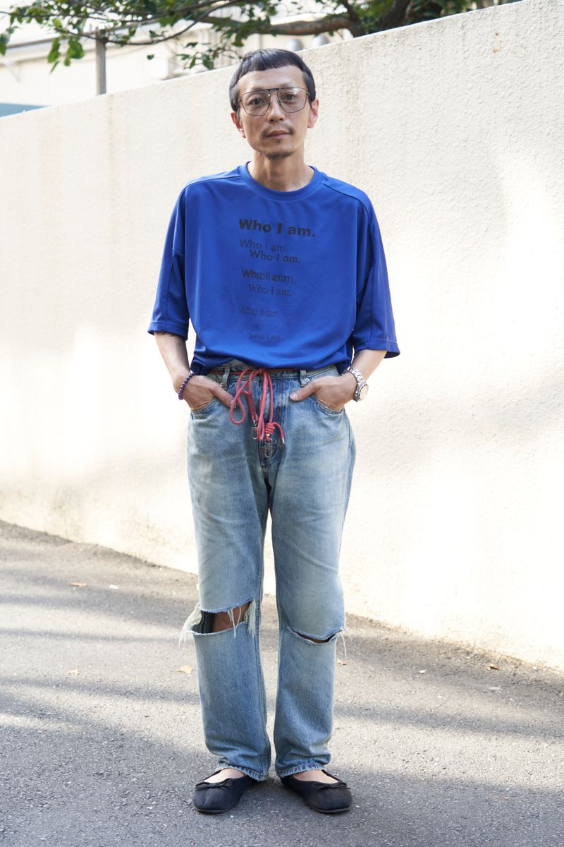 足元はバレエシューズ。裏原テクの遊び心 吉岡