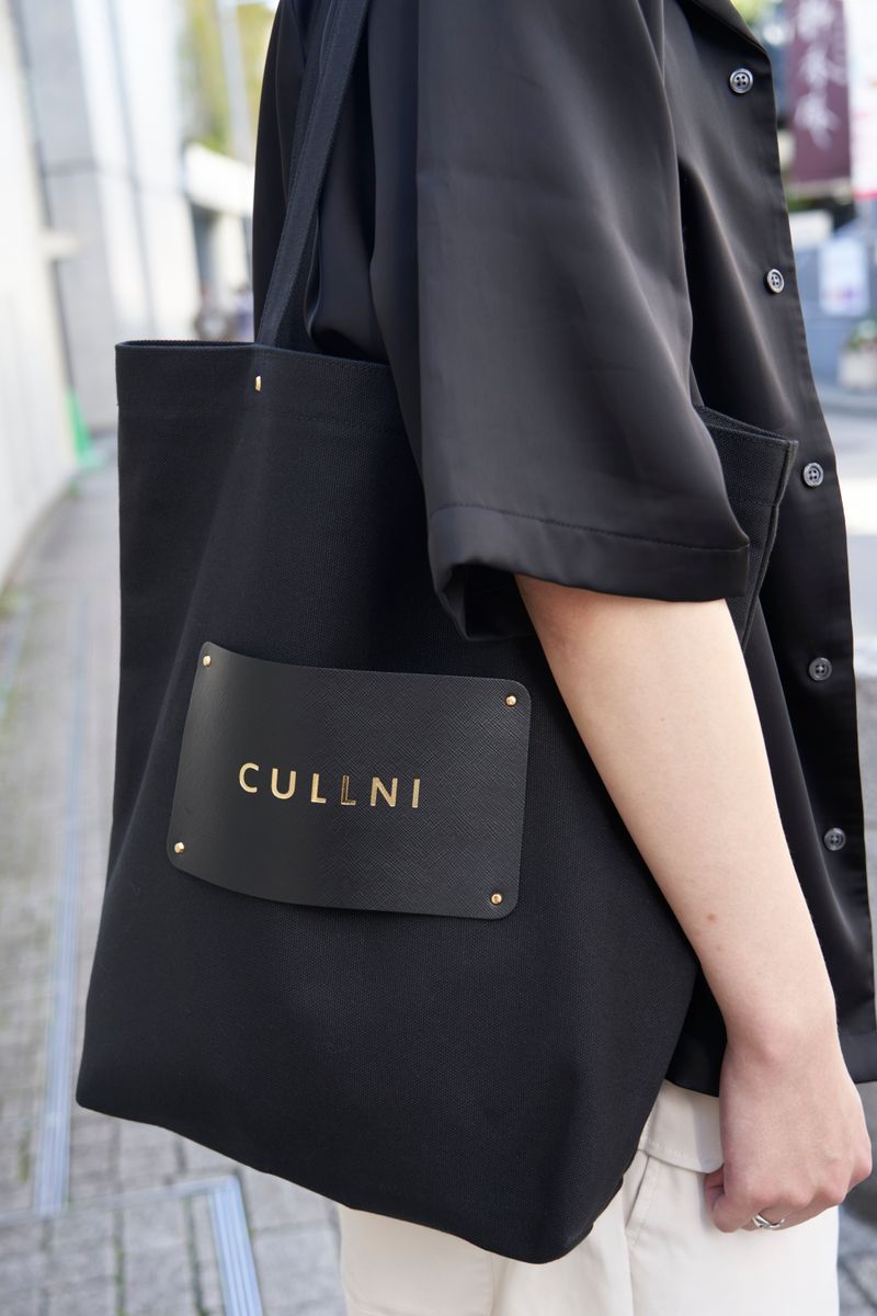 モノトーンはレザースニーカーで脱マンネリ シュリ 5枚目の写真