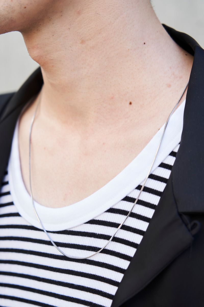 モノトーンはレザースニーカーで脱マンネリ シュリ 4枚目の写真