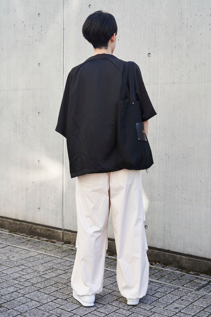 モノトーンはレザースニーカーで脱マンネリ シュリ 2枚目の写真