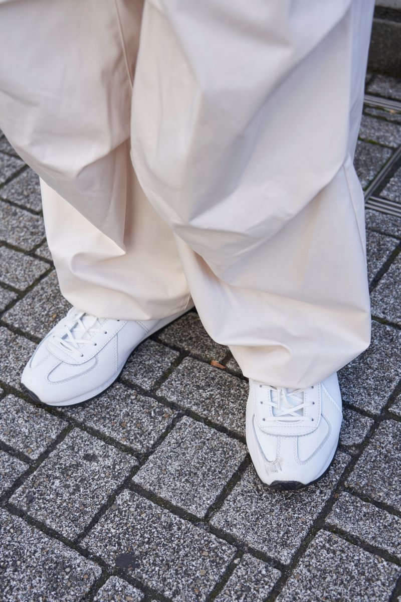 モノトーンはレザースニーカーで脱マンネリ シュリ 7枚目の写真