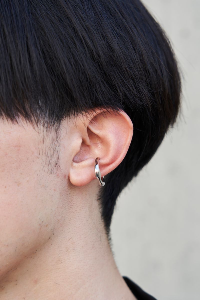 モノトーンはレザースニーカーで脱マンネリ シュリ 3枚目の写真