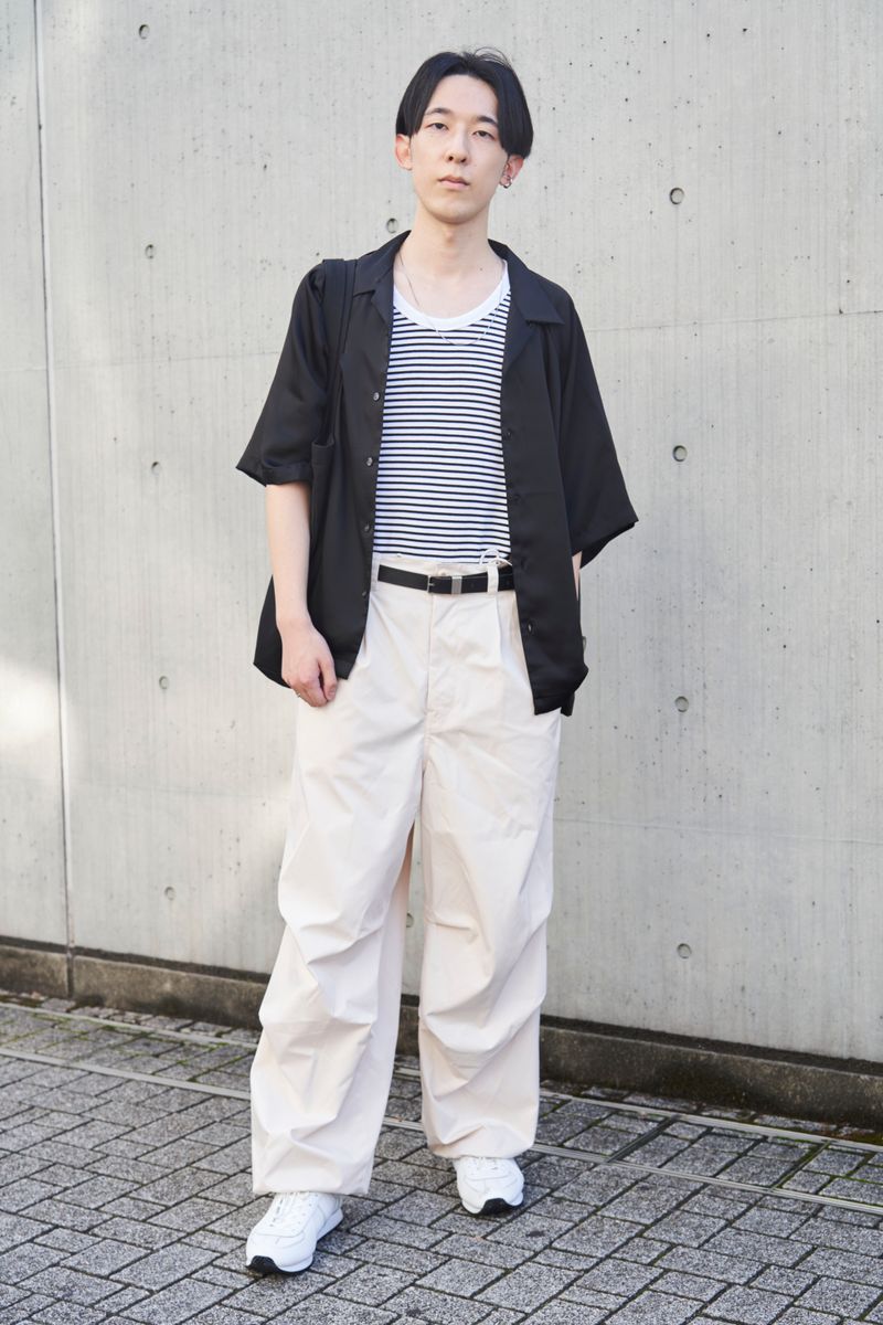 モノトーンはレザースニーカーで脱マンネリ シュリ