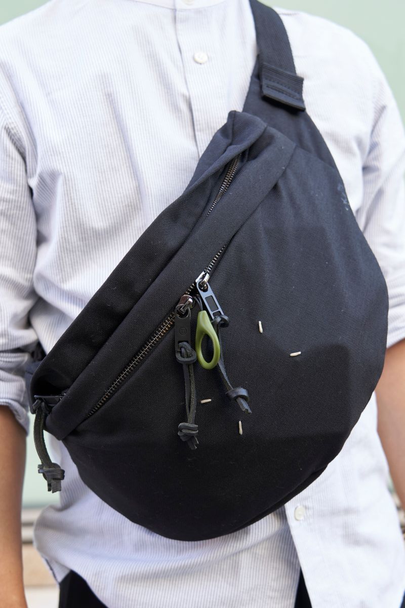 タイトなヘア、立ち襟、革靴。上品さが粋 北村 4枚目の写真