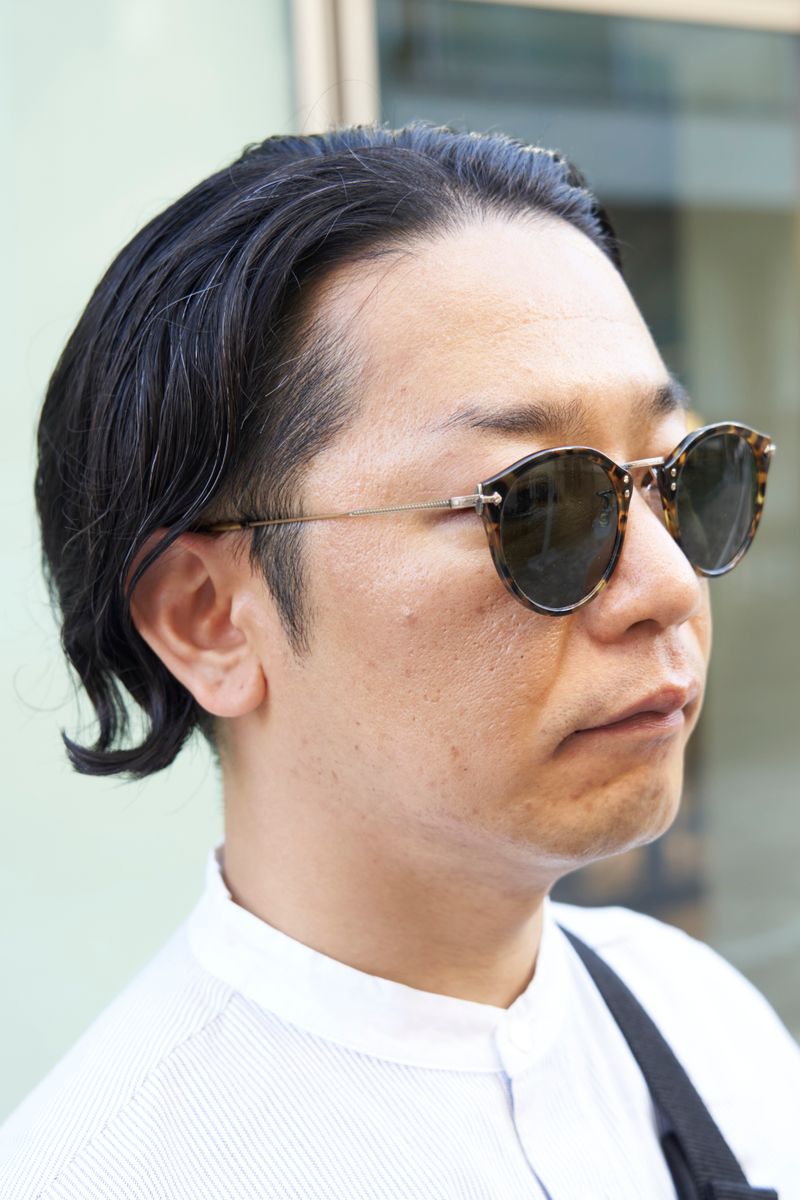 タイトなヘア、立ち襟、革靴。上品さが粋 北村 3枚目の写真