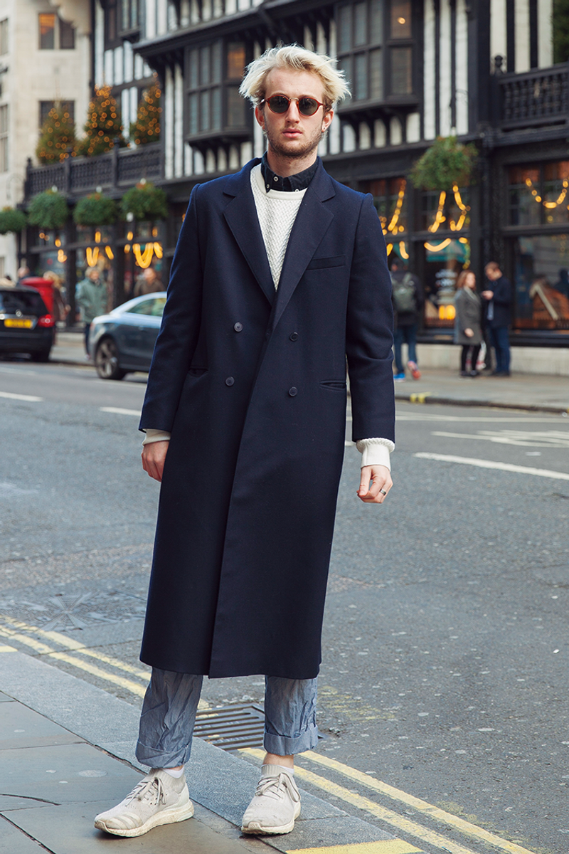 縦長シルエットを際立たせる、ロールアップ・インナー使いに注目 バート