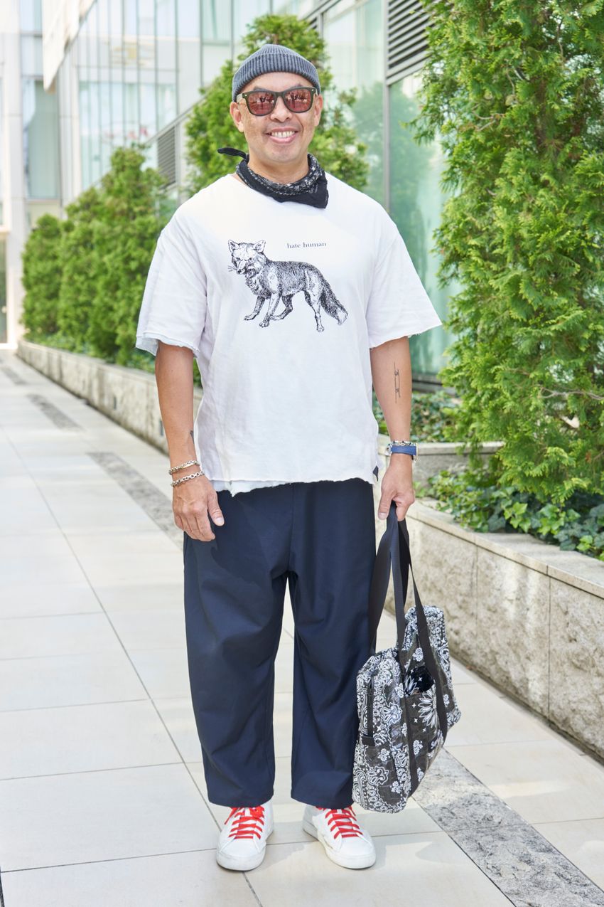 軽装にスカーフをON！ 真似したいお洒落な取り入れ方をスナップで調査 - 5枚目の画像