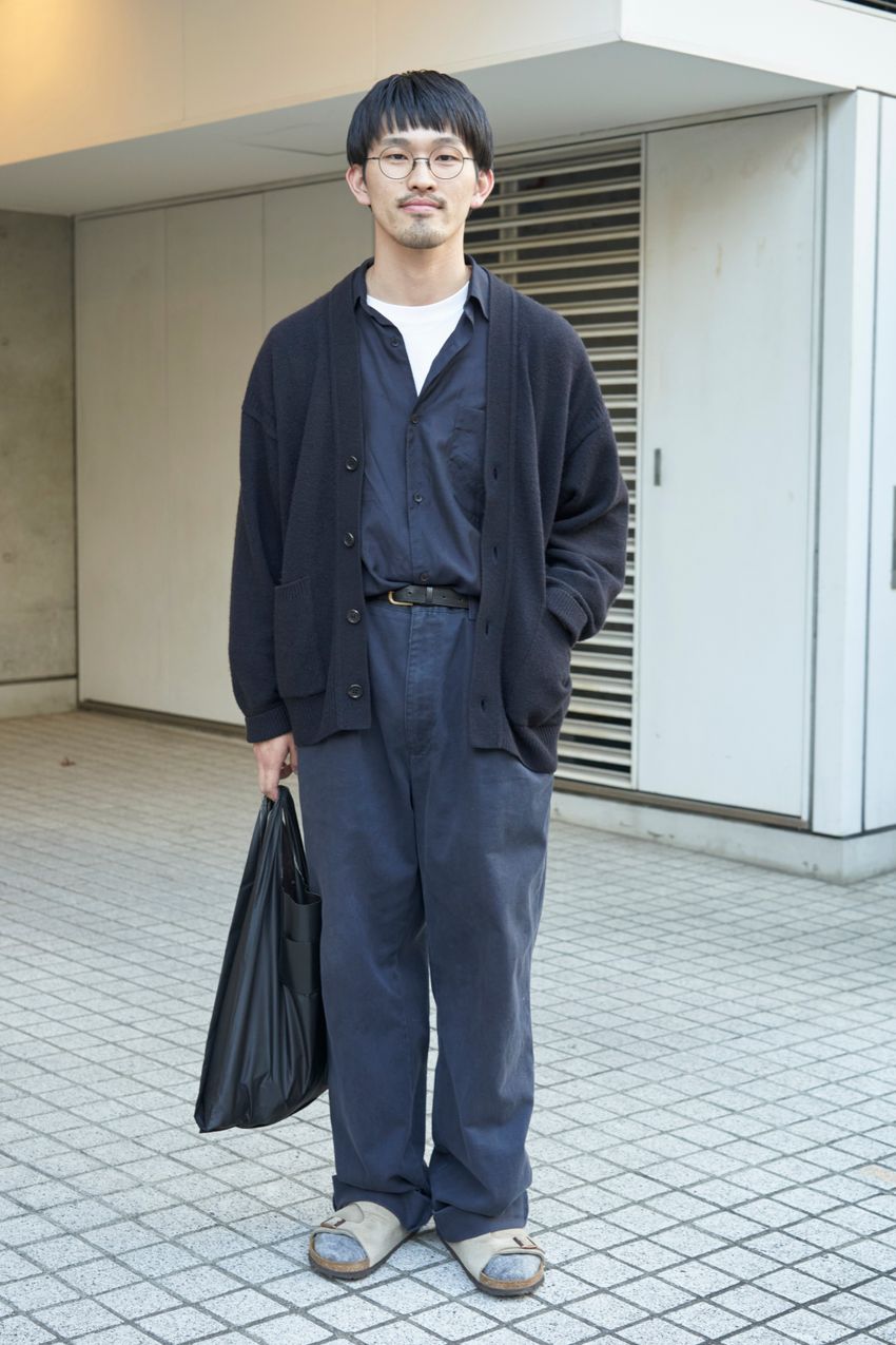 この時季に大活躍！「シャツ＋カーディガン」スタイル。街中でキャッチした洒落者3名の着こなし - 7枚目の画像
