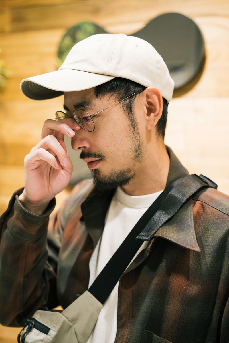チェックシャツと色を合わせた小物使いが◎ 佐藤 3枚目の写真