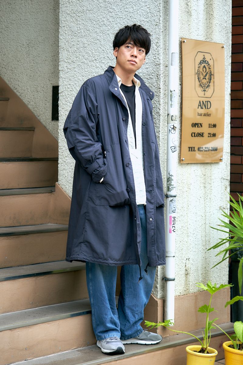 肌寒い日はひと足早くロングコートを重ね着 佐々木和也